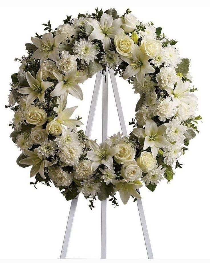 Στεφάνι με Λευκά Lilium & Τριαντάφυλλα